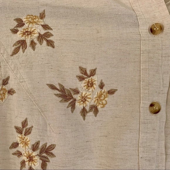 Embroidered Floral Collar Button Top - Picture 2 of 4